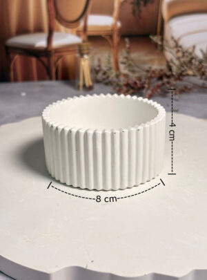 Nuestra Base de Cofre de Yeso de 8 cm de ancho y 4 cm de alto es la definición de versatilidad artesanal.