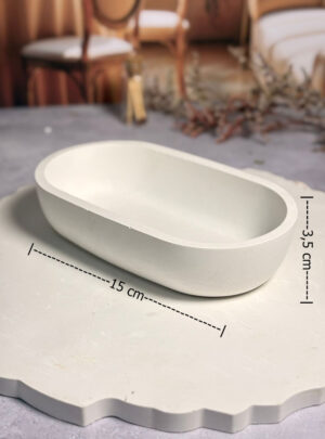 Nuestra Base Onda de Yeso de 15 cm de largo y 3.5 cm de alto es una pieza de diseño arquitectónico pensada para elevar la presentación de tus productos.