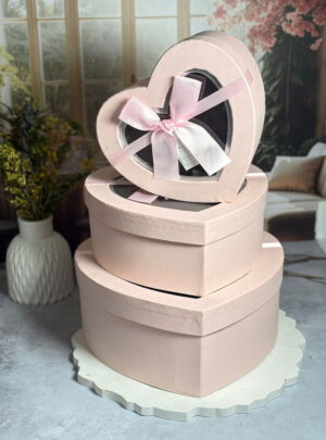 Nuestra Caja Corazón con Ventana de Acetato redefine la presentación artesanal al permitir que la belleza de tus productos se aprecie sin necesidad de abrir el empaque.