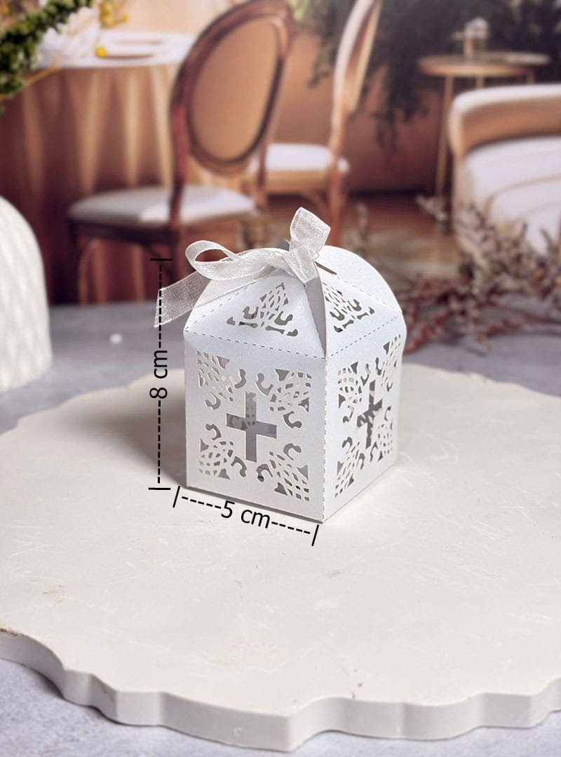 Con un diseño esbelto y acabados finos, esta caja es la elección predilecta para proteger y exhibir piezas pequeñas cargadas de significado.