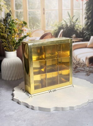 Con un acabado metalizado en oro profundo, esta caja no solo protege el producto, sino que enmarca la calidad de tus fragancias con una estética de "joyería artesanal".