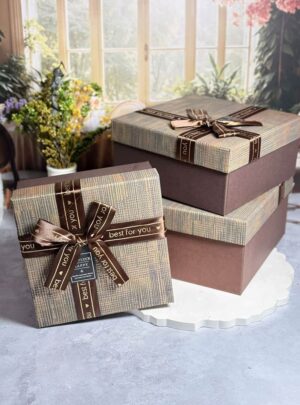 Nuestra Caja Rígida Café Cuadrada es la definición de elegancia funcional. Diseñada para artesanos que valoran la estética orgánica y sostenible, esta caja combina una estructura robusta con un acabado mate en tono café tierra que evoca la calidez de la naturaleza.