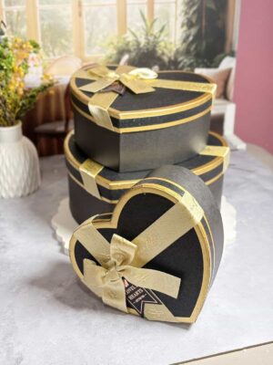 Nuestra Caja Rígida en forma de Corazón Negro es la elección predilecta de los artesanos que buscan elevar el valor percibido de sus productos. Con una estructura robusta y un acabado premium, estas cajas no son solo un empaque, sino una pieza decorativa en sí misma.