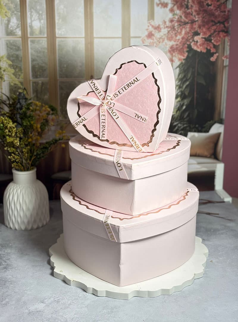 Nuestra Caja Rígida en forma de Corazón Rosado es la elección perfecta para los artesanos que desean añadir un toque de color y calidez a sus productos. Con una estructura firme y un acabado impecable, esta caja transforma cualquier conjunto de jabones o velas en un regalo inolvidable.