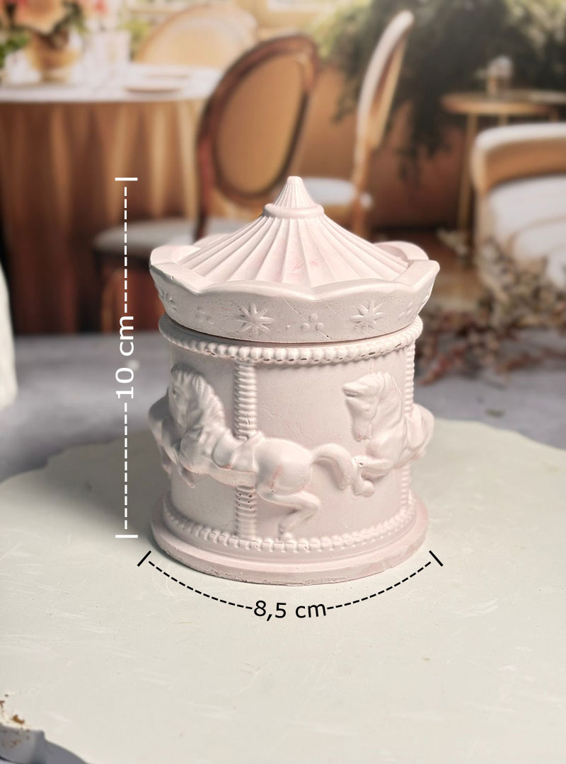 Nuestro Cofre Carrusel de Yeso de 10 cm de alto y 8.5 cm de ancho es una pieza que captura la imaginación.