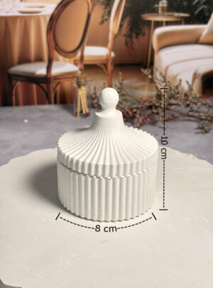 Nuestro Cofre de Líneas de Yeso de 10 cm de alto y 8 cm de ancho es una declaración de estilo contemporáneo.