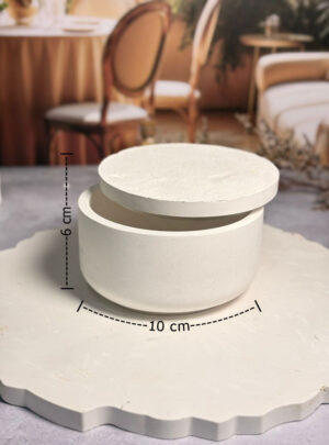 Nuestro Cofre Liso Grande de Yeso de 10 cm de ancho y 6 cm de alto es la definición de la elegancia sobria.