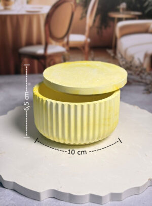 Nuestro Cofre Ondulado Grande de 10 cm de ancho y 6.5 cm de alto es una declaración de estilo y sofisticación.