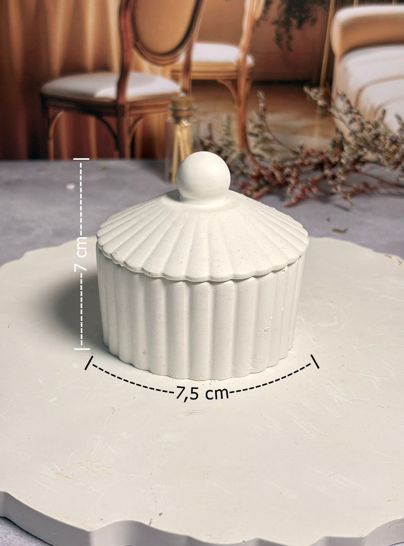 Nuestro Cofre con Tapa Redonda de Yeso de 7.5 cm de ancho y 7 cm de alto es una pieza que evoca la sofisticación de los antiguos tocadores europeos con un giro minimalista moderno.