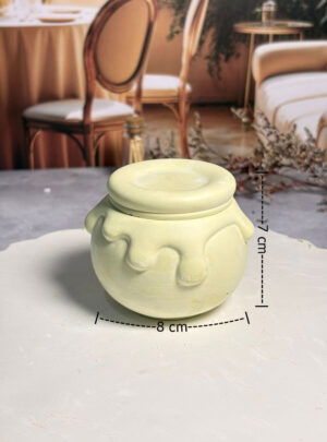 Nuestro Cofre de Miel de Yeso de 8 cm de ancho y 7 cm de alto es una oda a la naturaleza y al bienestar.