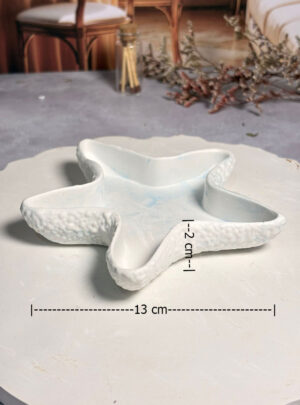 Nuestra Estrella de Mar de Yeso de 13 cm de ancho y 2 cm de alto es una pieza escultórica que evoca la serenidad de la costa y la belleza de la naturaleza marina.