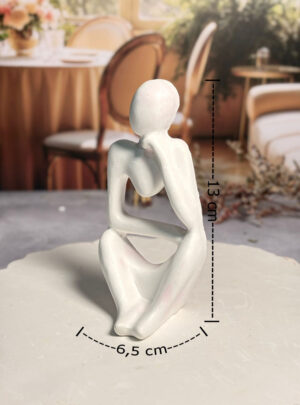 Nuestra Figura del Pensador de Yeso de 13 cm de alto y 6.5 cm de ancho es un tributo a la introspección y el arte universal.