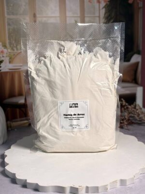 Nuestra Harina de Arroz de grado cosmético es un polvo extrafino que destaca por su alto contenido en alantoína, vitaminas del grupo B y potentes antioxidantes. Este ingrediente es venerado en la cosmética natural por su capacidad para matificar la piel sin resecarla y por su efecto aclarante natural.