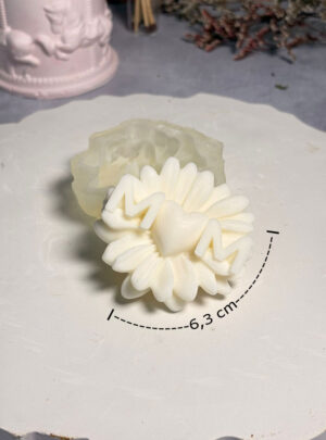 En Arte y Cera, sabemos que el amor de una madre es constante, puro y florece en cada detalle. Con pétalos delicadamente esculpidos que irradian desde un centro lleno de textura, esta pieza captura la esencia de la primavera y la ternura de mamá en un objeto de diseño minimalista y sofisticado.