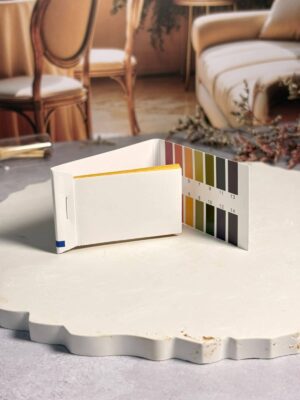 Nuestro Medidor de pH Desechable es la herramienta fundamental para cualquier artesano de la cosmética natural. Estas tiras reactivas te permiten conocer de forma inmediata y precisa el nivel de acidez o alcalinidad de tus productos, asegurando que sean compatibles con el pH natural de la piel y el cabello.