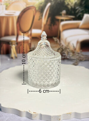 Con un diseño que evoca la estética de las boticas antiguas pero con un acabado moderno y pulido, este cofre permite que el contenido sea el protagonista absoluto.