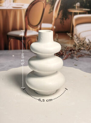 Nuestro Mini Florero Ondulado de Yeso de 9.5 cm de alto y 6.5 cm de ancho es una pequeña obra de arte que celebra las formas de la naturaleza.