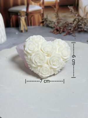 Nuestro Corazón de Rosas es una pieza de diseño intrincado donde la geometría del afecto se encuentra con la belleza botánica.