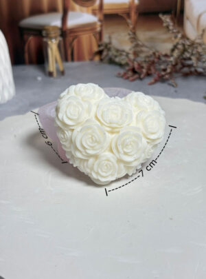 Nuestro Corazón de Rosas de Yeso es una pieza de diseño intrincado donde la geometría del afecto se encuentra con la belleza botánica.