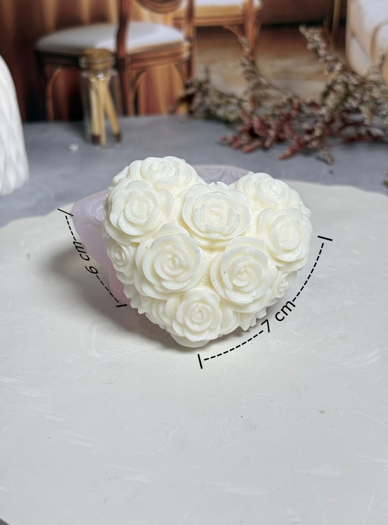 Nuestro Corazón de Rosas de Yeso es una pieza de diseño intrincado donde la geometría del afecto se encuentra con la belleza botánica.