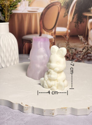 Nuestra figura de Mamá y Bebé Conejos captura un instante de conexión infinita.