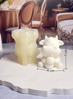 Nuestro Molde Mini Vaca Bebé es la herramienta definitiva para los artesanos que buscan destacar en el mercado de detalles personalizados, baby showers y bautizos.