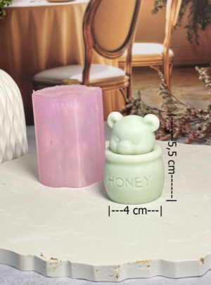 Nuestro Osito Mielero es una pequeña escultura que irradia ternura y calidez.