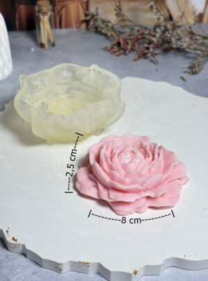 Cada pieza presenta una disposición de pétalos superpuestos que se abren desde un centro detallado, logrando una tridimensionalidad asombrosa.