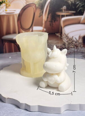 Nuestro Molde Unicornio Bebé es la pieza estrella para los artesanos que buscan destacar en eventos infantiles, bautizos o mesas de dulces con un toque de fantasía.