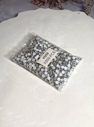 Con un tamaño un milímetro más pequeño que nuestra versión estándar, estos ojitos son la solución técnica para piezas donde la sutileza es la prioridad.