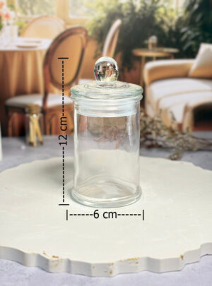 Su estructura alargada y sus paredes de cristal transparente permiten una visibilidad completa del contenido, capturando la luz de manera excepcional.