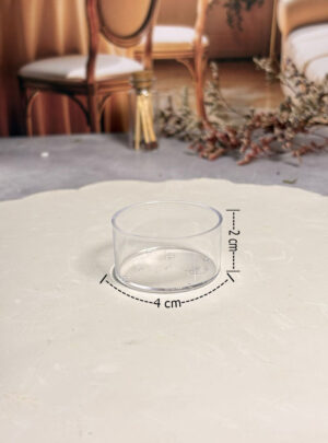 Nuestro Recipiente de Policarbonato de 4 cm de diámetro y 2 cm de alto es la elección de los profesionales que desean elevar la presentación de sus velas de té (tealights) o mini jabones circulares.