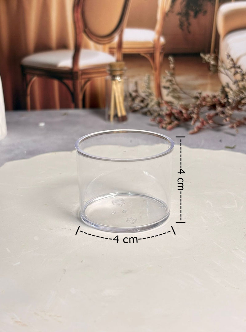 Nuestro Recipiente de Policarbonato de 4 cm de diámetro y 4 cm de alto redefine la estética de las velas de té tradicionales al duplicar su altura, ofreciendo un perfil esbelto y elegante.