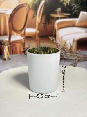 El exterior presenta un acabado blanco inmaculado, liso y elegante, mientras que el interior está revestido con un acabado dorado reflectante de alta calidad.