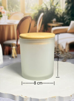 El vidrio presenta un acabado traslúcido satinado que suaviza las formas y los colores del interior, aportando una elegancia discreta y moderna.