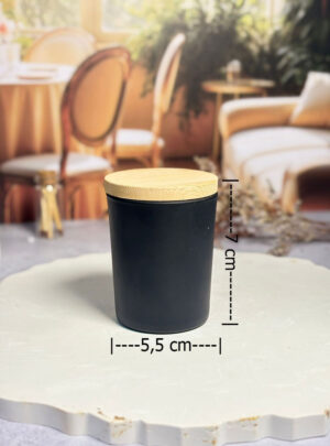 Este recipiente de vidrio cuenta con un recubrimiento satinado en color negro profundo que impide el paso de la luz, protegiendo el contenido y ofreciendo una estética audaz.
