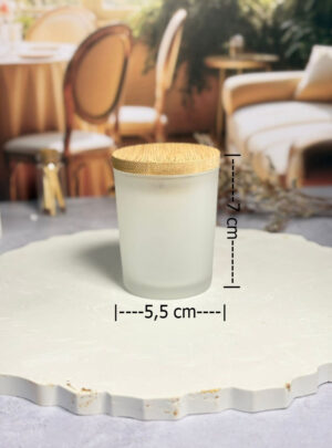 El cuerpo de vidrio cuenta con un tratamiento de esmerilado premium que difumina la luz y el contenido, aportando un aire de misterio y elegancia.