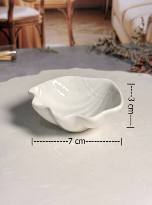 Una pieza decorativa de porcelana fina que captura la esencia del océano en un diseño delicado y funcional.