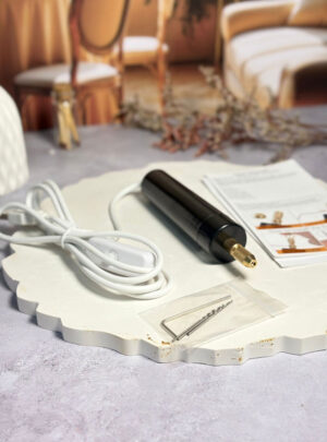 Nuestro Taladro Eléctrico de Precisión es una herramienta ligera y ergonómica diseñada específicamente para el trabajo delicado en piezas de pequeña y mediana escala. Este kit incluye un juego de brocas pequeñas de alta calidad, ideales para realizar perforaciones limpias, calados o detalles técnicos en una gran variedad de materiales artísticos.