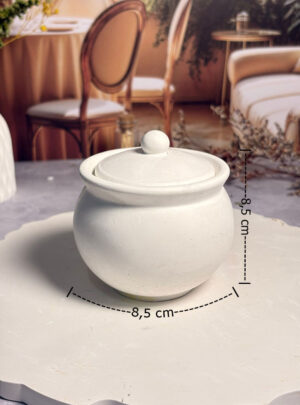 Nuestra Vasija con Tapa de Yeso de 8.5 cm de diámetro y 8.5 cm de alto es la síntesis perfecta entre arte y funcionalidad.