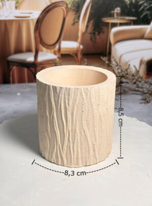 Nuestro Vaso Estilo Madera de Yeso de 8.5 cm de alto y 8.3 cm de ancho es una obra de realismo táctico.