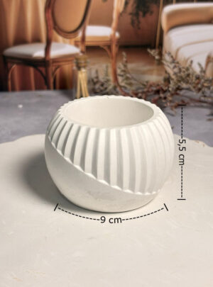 Nuestro Vaso Redondo Lineal de Yeso de 9 cm de ancho y 5.5 cm de alto es una pieza de diseño arquitectónico que aporta orden y sofisticación a cualquier espacio.