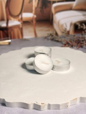 Nuestro Set de 10 Velas de Té está diseñado para ofrecer una iluminación sutil, constante y segura. Cada vela viene contenida en su propia base protectora de aluminio, lo que garantiza una combustión limpia y evita derrames de cera, permitiéndote colocarlas en una gran variedad de soportes.