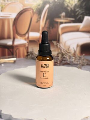 Nuestra Vitamina E Oleosoluble es un ingrediente cosmético de grado premium, reconocido mundialmente por sus potentes propiedades antioxidantes. Al ser oleosoluble, se integra perfectamente en cualquier mezcla que contenga aceites o grasas, actuando como un escudo protector tanto para la piel como para el producto mismo.