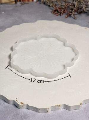 Nuestro Molde de Base Flor es la herramienta perfecta para crear bandejas decorativas, portavasos de lujo o soportes para velas con un diseño orgánico único.