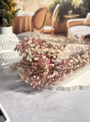 Nuestras Flores Gipso Rosadas son el detalle perfecto para añadir una nota de color sutil y romántica a tus proyectos. Su tono rosado suave evoca sentimientos de dulzura y afecto, siendo la elección predilecta para diseños destinados a regalos especiales o colecciones de temporada.