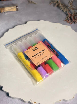 Lleva tu creatividad a otro nivel con nuestro set de Marcadores Acrílicos de 10 ml. Diseñados específicamente para adherirse a superficies cerosas, estos marcadores ofrecen un flujo de tinta suave y una pigmentación vibrante que no se corre ni se desprende fácilmente.