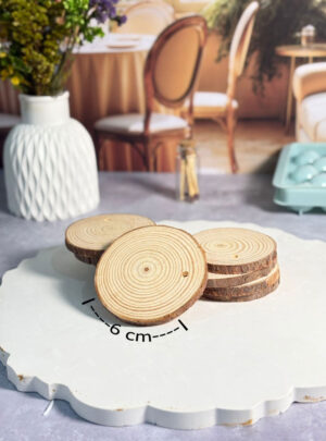 Nuestras Mini Rodajas de Madera de Pino son el soporte rústico por excelencia para elevar la presentación de tus productos. Con un diámetro variado que oscila entre los 6 cm y 7 cm, cada rodaja es un corte transversal único que conserva su corteza exterior intacta y las vetas naturales de la madera.