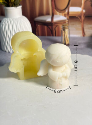 Nuestro Molde de Angelito es una pieza encantadora diseñada especialmente para los artesanos que buscan crear velas con un alto valor emocional y estético.