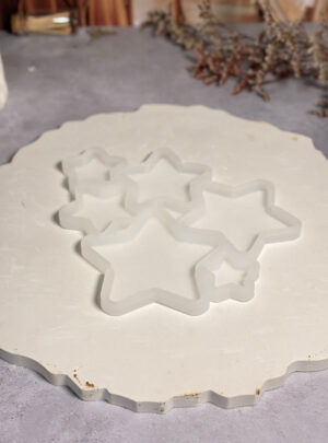 Nuestro Molde de Estrellas es una herramienta esencial para quienes buscan versatilidad y un diseño que siempre destaca. Gracias a su silicona de alta calidad, este molde permite capturar la geometría perfecta de las estrellas con bordes definidos y puntas impecables.
